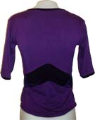 Remera escote V con adorno  atras